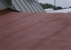 obr.1.0.47 + obr.1.0.48tepelná a vodotěsná izolace střechy výrobní haly, před a po nástřikuizolační vrstvy PUR, tloušťka 30-35 mm, podklad vlnitý plech (UV vrstvaakrylát)