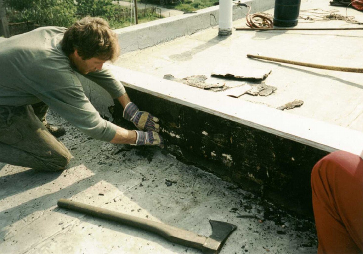 obr.1.1.19 + obr.1.1.20 demontáž uvolněných asfaltových pasůod atik