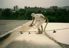 obr.1.1.21 nástřik tvrdé PUR pěny na svislou plochu atiky  