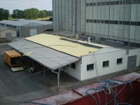 obr.1.1.23 + obr.1.1.24 izolaceplechové střechy haly nástřikem tvrdé pěny tloušťky 30-35 mm