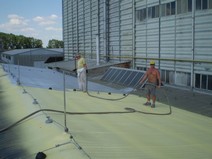 obr.1.1.23 + obr.1.1.24 izolaceplechové střechy haly nástřikem tvrdé pěny tloušťky 30-35 mm