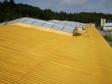 obr.1.0.4 střecha z vlnitého plechu po nástřiku izolační vrstvyPUR tl. 30-35 mm (bez UV vrstvy) obr.1.0.4 střecha z vlnitéhoplechu po nástřiku izolační vrstvy PUR tl. 30-35 mm (bez UV vrstvy)