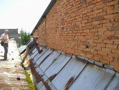 obr.1.0.51 + obr.1.0.52 původní stav problematického úžlabí nastřeše z vlnitého plechu a jeho dokonalé utěsnění a zateplení úžlabínástřikem tvrdé PUR pěny (bez UV vrstvy) obr.1.0.51 + obr.1.0.52původní stav problematického úžlabí na střeše z vlnitého plechu a jehodokonalé utěsnění a zateplení úžlabí nástřikem tvrdé PUR pěny (bez UVvrstvy)