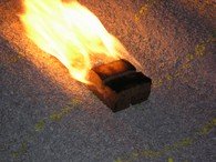 obr. 1.3.02 detail hoření vzorku na povrchu izolační požáru vrstvy