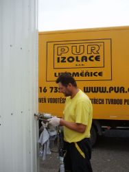 obr. 6.1.4 vypěňování meziprostoru Izolačním systémem PUR