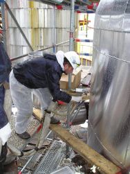 obr.6,1,8 provádění izolací nádrží v rafinérii litím tvrdéPUR pěny 